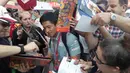 Pebalap Manor Racing asal Indonesia, Rio Haryanto, diserbu fans asing saat tiba di Sirkuit Monako, Rabu (25/5/2016). (Rio Haryanto Media)