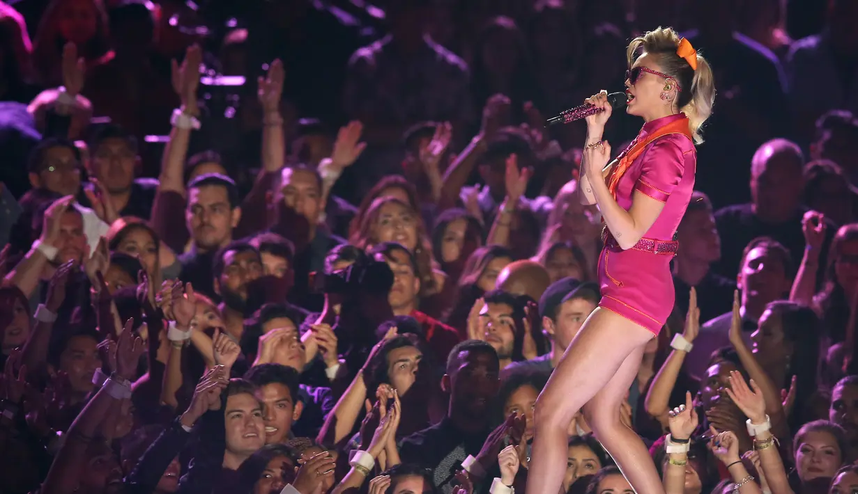 Miley Cyrus menghibur penonton dengan membawakan single terbarunya "Younger Now" sdi MTV Video Music Awards  2017 di Inglewood, California, AS (27/8). (Photo by Chris Pizzello/Invision/AP)