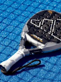 Ilustrasi padel, raket padel. (Photo by Marcia Salido on Pexels)