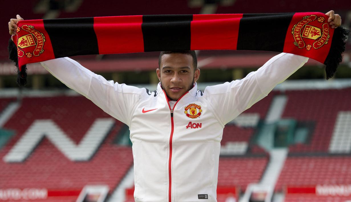 Memphis Depay didatangkan dari PSV Eindhoven pada musim 2015/16 setelah mencatat 50 gol dan 29 assist dari 124 pertandingan di semua kompetisi. Namun ia hanya bertahan satu setengah musim bersama Setan Merah setelah menyumbang tujuh gol dan enam assist dari 53 laga di semua kompetisi. (AFP/Oli Scarff)