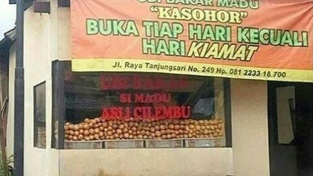 8 Spanduk Jualan Hari Kiamat Tutup Ini Bikin Pembeli Elus Dada Kocak