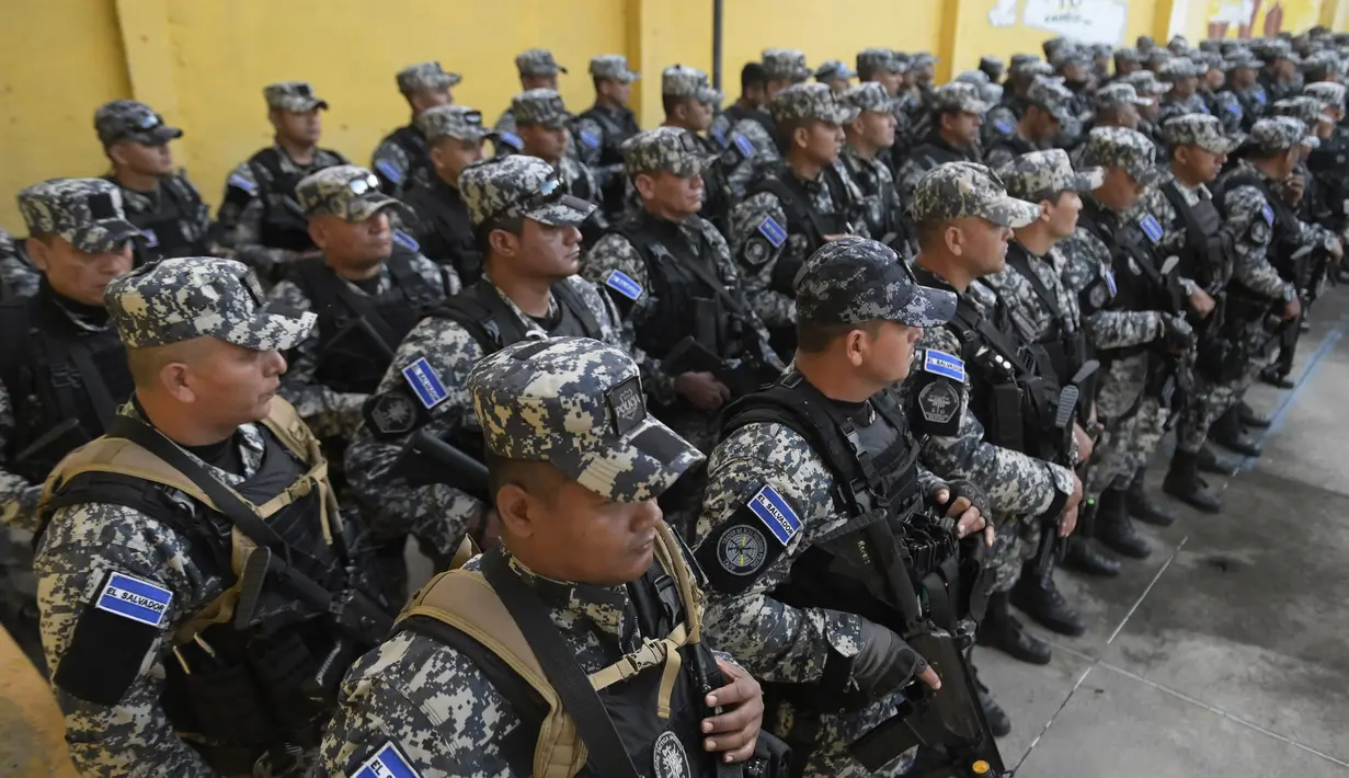 Sejak Maret 2022, lebih dari 70.000 tersangka anggota geng telah ditangkap setelah keadaan darurat diumumkan menyusul meningkatnya kasus pembunuhan terkait geng. (AFP/Oscar Rivera)