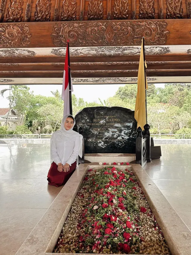 6 Potret Aaliyah Massaid Nyekar ke Makam Bung Karno Bareng Thariq