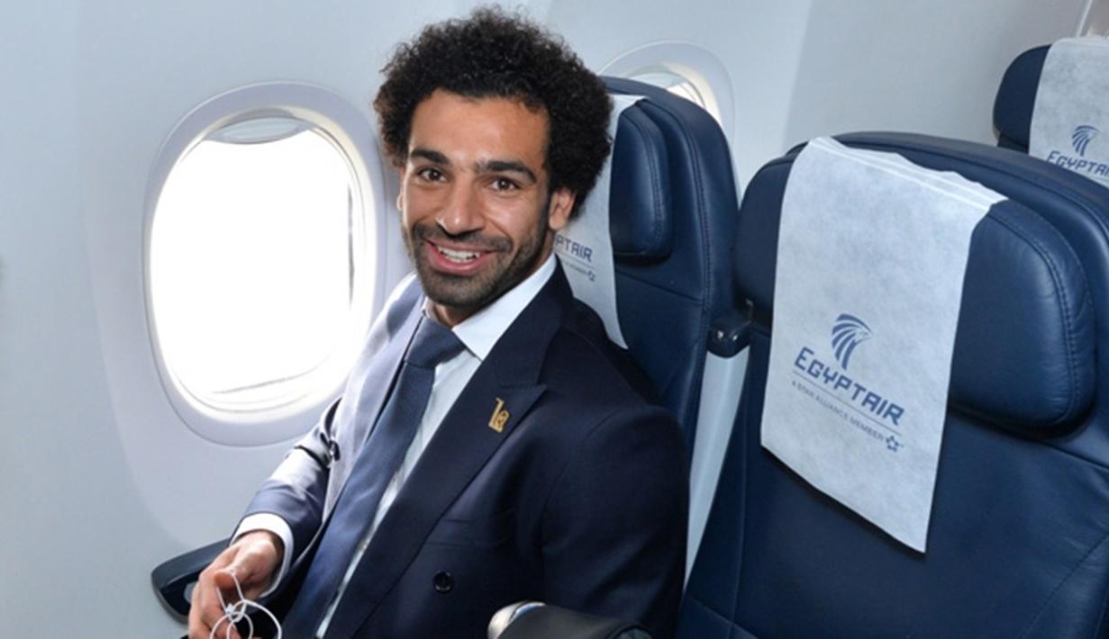 Bintang Mesir, Mohamed Salah, duduk di kursi pesawat saat tiba di Bandara Grozny, Chechnya, Minggu (10/6/2018). Pada Piala Dunia 2018, Mesir tergabung di Grup A bersama Rusia, Uruguay dan Arab Saudi. (AFP/Handout)