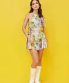 Dengan latar backdrop foto warna kuning, Luna Maya pun tampil playful dengan outfit yang dikenakan. Ia pun tampil semi feminim.&nbsp;[@lunamaya]
