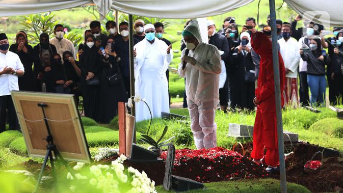 Suami presenter Rina Gunawan, Teddy Syach menyampaikan sambutan saat prosesi pemakaman sang istri di TPU Tanah Kusir, Jakarta, Rabu (3/3/2021). Duka mendalam nampak jelas tergambar dalam suasana pemakaman Rina Gunawan yang dihadiri oleh keluarga dan sahabat. (Kapanlagi.com/Budy Santoso)