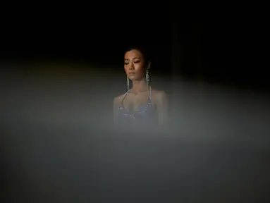 Seorang atlet Binaraga saat bersiap jelang pertandingan “Miss Sport Model 2015” di Korea Selatan, Minggu (10/5/2015). 550 atlet binaraga Korea Selatan bersaing untuk mendapat kesempatan berlaga di tingkat internasional. (AFP Photo/Ed Jones)