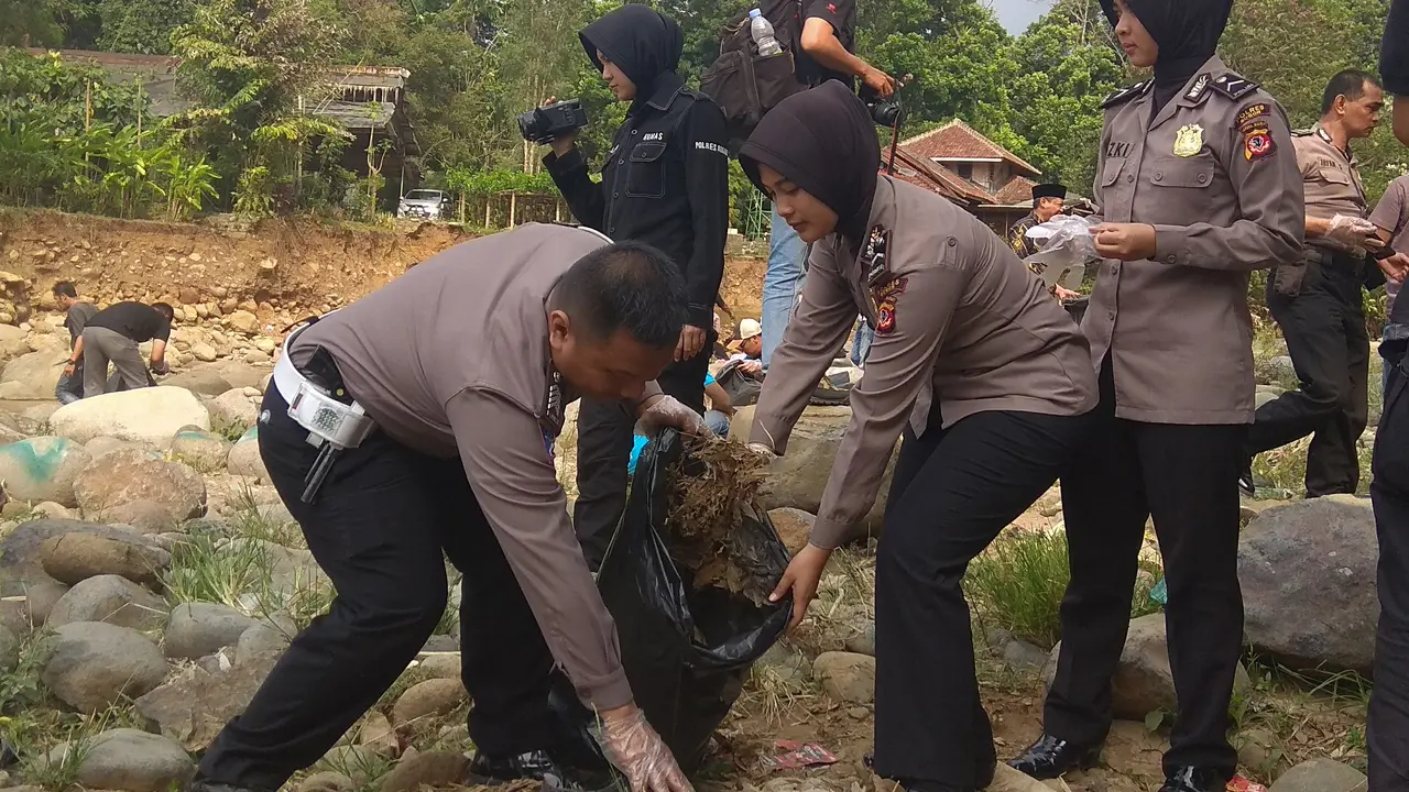 Sejumlah polwan dari satuan lalu lintas membersihkan Sungai Ciliwung (Liputan6.com/Achmad Sudarno)