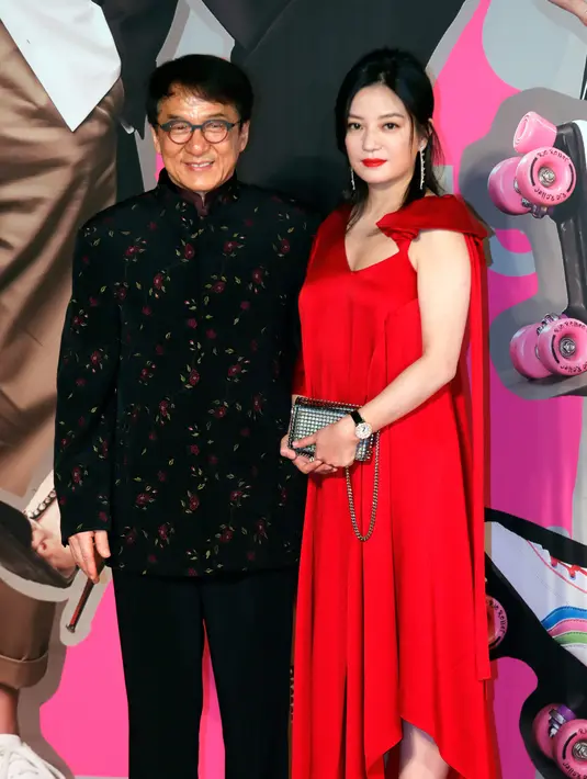 Aktor Hong Kong Jackie Chan dan aktris asal China Zhao Wei berpose di karpet merah Hong Kong Film Awards di Hong Kong, (15/4). Hong Kong Film Awards digelar untuk yang ke 37 kalinya dan diberikan kepada insan perfilman. (AP Photo / Vincent Yu)