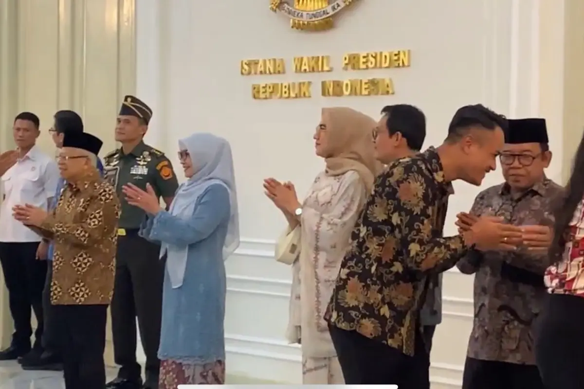 Wakil Presiden (Wapres) Ma'ruf Amin menggelar halalbihalal dengan segenap pejabat dan pegawai Sekretariat Wakil Presiden (Setwapres) di Istana Wakil Presiden RI, Jakarta Pusat, Rabu (17/4/2024).
