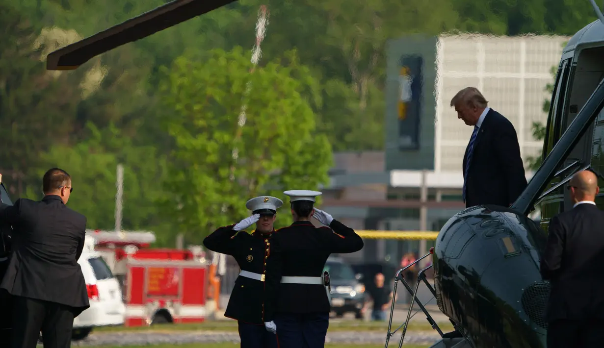 Presiden AS, Donald Trump turun dari helikopter Marine One setibanya di Pusat Medis Militer Nasional Walter Reed, Maryland, Senin (14/5). Melania Trump, istri Donald Trump, menjalani operasi untuk menyembuhkan kondisi ginjalnya. (AP/Carolyn Kaster)
