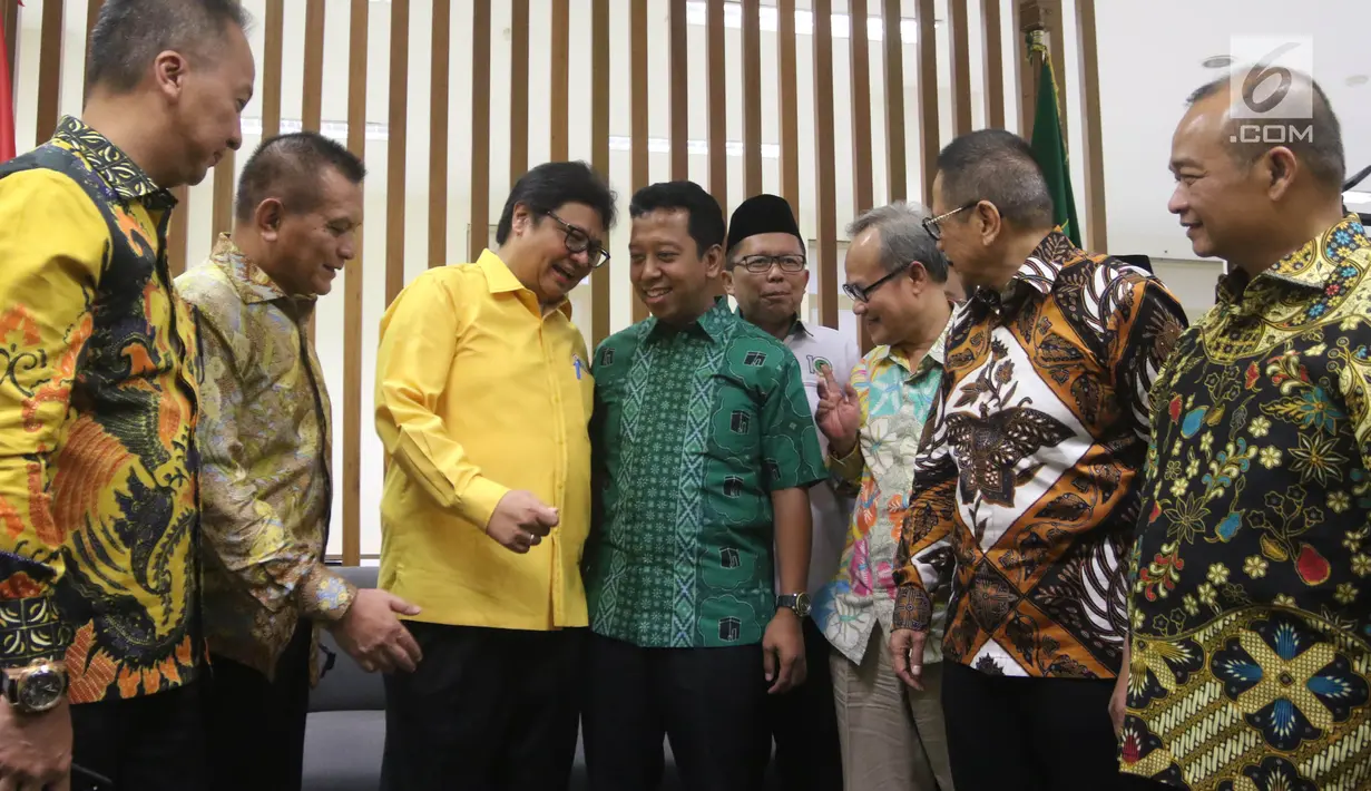 Ketum Partai Golkar Airlangga Hartarto berbincang dengan Ketum PPP Romahurmiziy di Kantor DPP PPP, Jakarta, Kamis (28/6). Pertemuan dalam rangka silaturahmi membahas konsolidasi partai pasca pilkada serentak. (Liputan6.com/Arya Manggala)