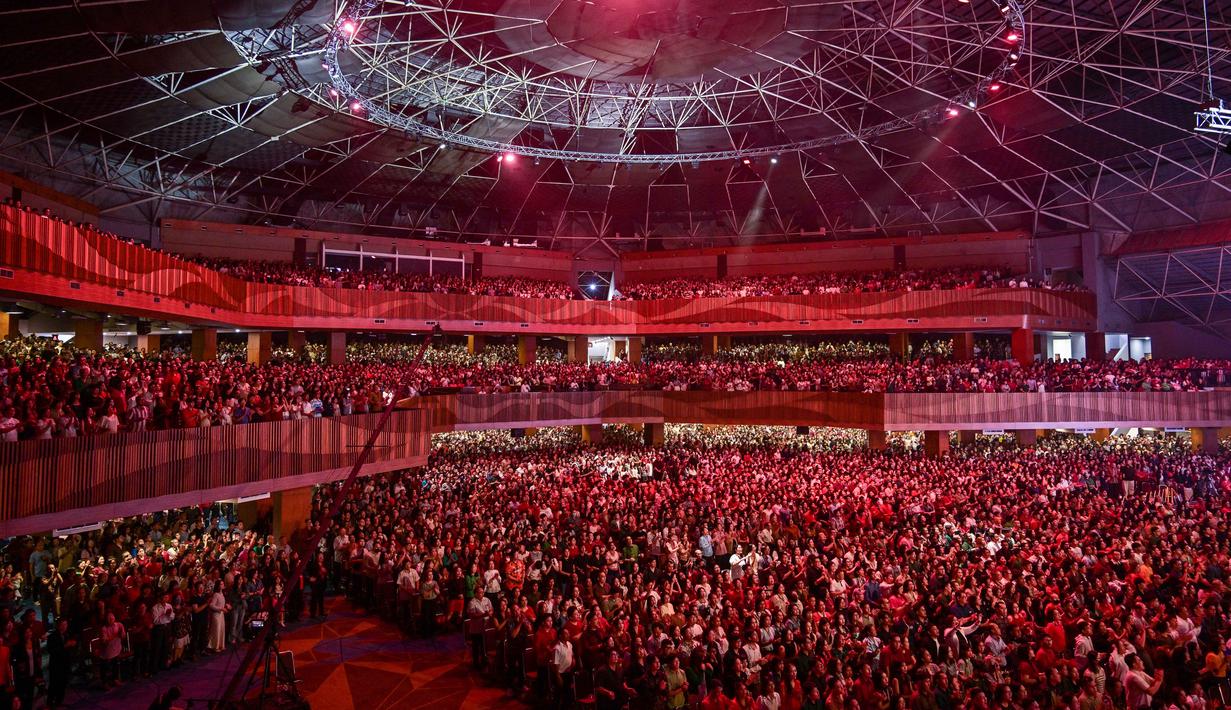 Tahun ini, perayaan Natal di Gereja Bethany Nginden Surabaya mengusung tema Iman, Pengharapan, dan Kasih. Tampak dalam foto, umat Kristiani saat menghadiri misa Hari Natal di Gereja Bethany, Surabaya, Jawa Timur pada Kamis 25 Desember 2025. (JUNI KRISWANTO/AFP)