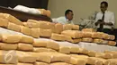 Barang bukti berupa 1,5 ton ganja dengan nilai total Rp.17 M diperlihatkan Bareskrim saat rilis pengungkapan jaringan Narkotika sindikat Aceh-Jakarta-Bali di Jakarta, Senin (28/12/2015). (Liputan6.com/Immanuel Antonius) 
