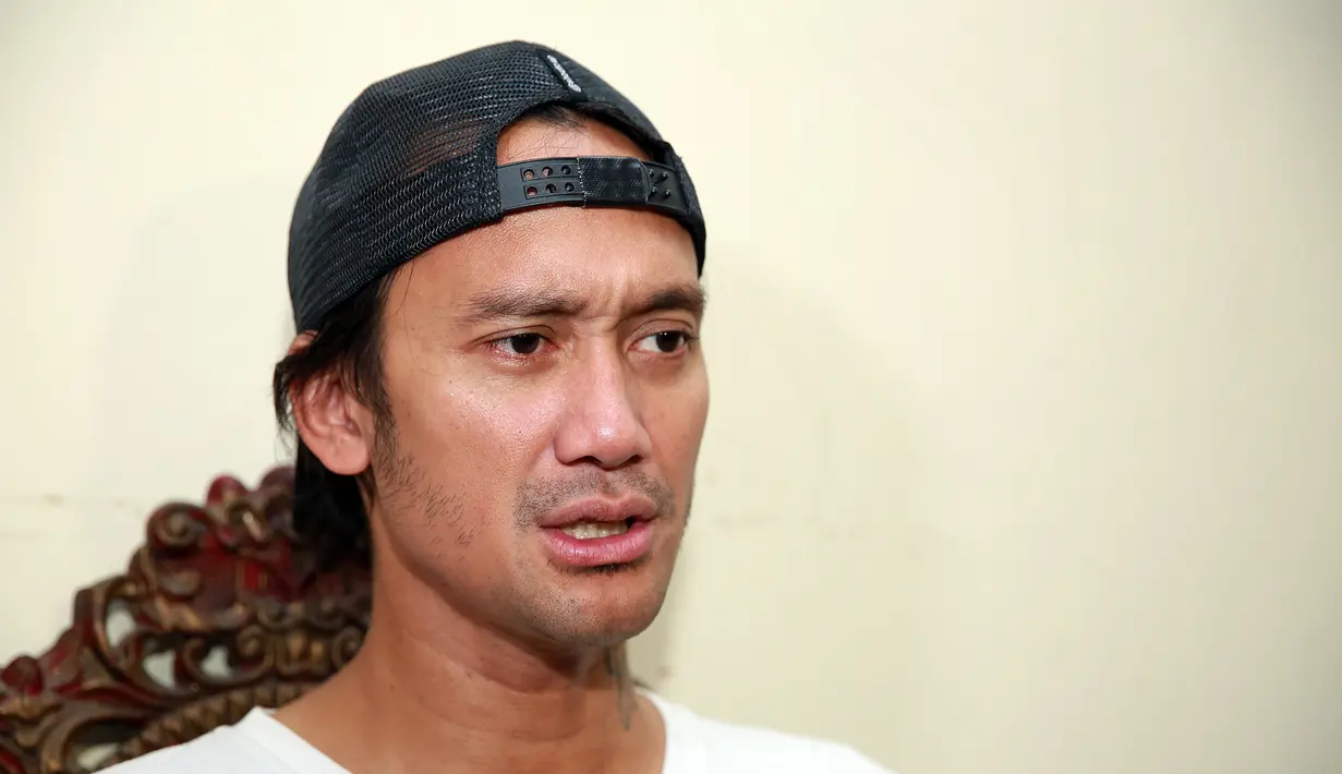 Tora Sudiro saat akan memerankan Indro sangat memohon tidak mengenakan kumis seperti ciri khas Indro. Selain itu, Tora juga menolak untuk mengendutkan badannya. (Deki Prayoga/Bintang.com)