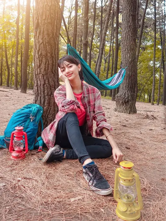 Menikmati keindahan alam di hutan bisa menjadi salah satu alternatif Glenca untuk melepas penas. Gaya penampilannya saat di outdoor pun selalu mencuri perhatian. Dengan berbagai peralatan camping, Glenca terlihat begitu asyik menikmati petualangannya. (Liputan6.com/IG/@glenkachysara)