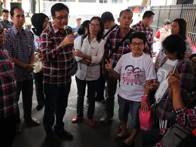 Cawagub, Djarot Saiful Hidayat memaparkan program kerjanya saat kegiatan pengobatan gratis di Pengadegan Barat, Jakarta, Kamis (26/1). Pengobatan gratis tersebut dilakukan untuk memberikan penyuluhan mengenai hidup sehat. (Liputan6.com/Gempur M. Surya)