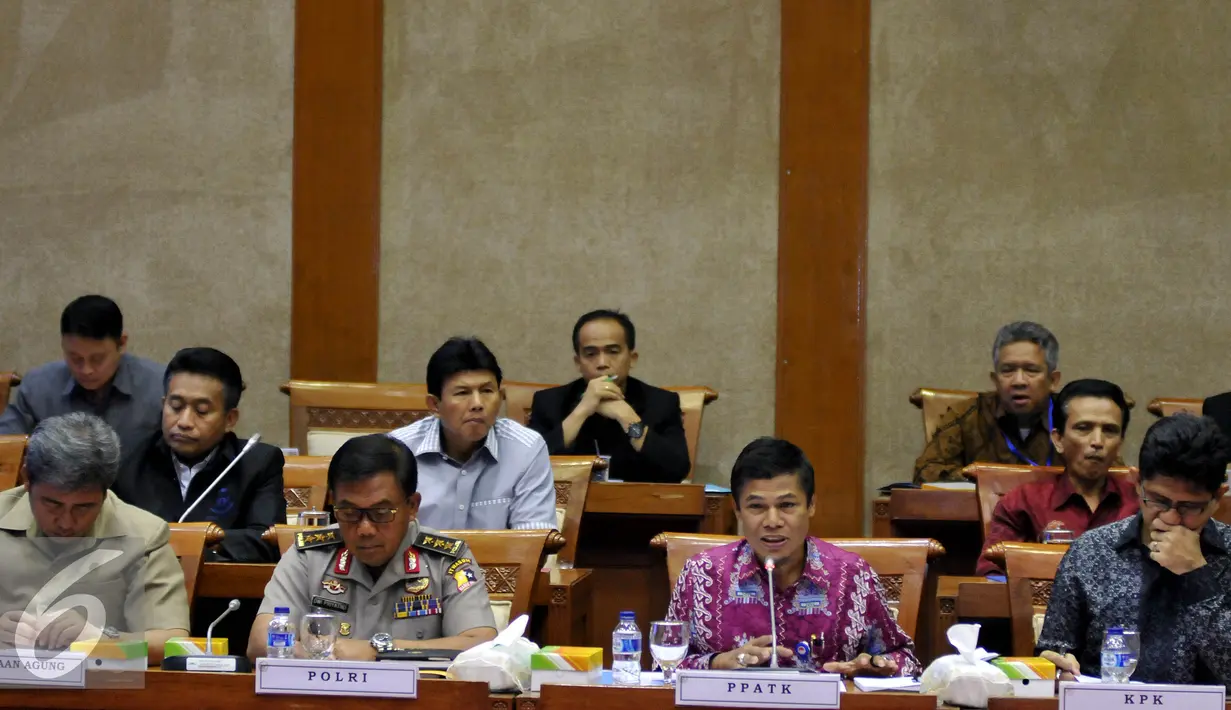 Ketua PPATK Muhammad Yusuf (kedua kanan) memberi paparan saat RDP dengan Komisi XI di Komplek Parlemen Senayan, Jakarta, Selasa (26/04). Rapat tersebut membahas RUU Pengampunan Pajak (Tax Amnesty). (Liputan6.com/Johan Tallo)