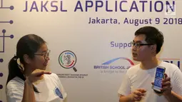Pendiri Volume Up! dan JakSL Jerick Hartono dan Direktur Sign Language Center Indonesia Laura Lesmana Wijaya berbicara menggunakan bahasa isyarat saat peluncuran  aplikasi JakSL di Jakarta, Kamis (9/8). (Liputan6.com/Fery Pradolo)