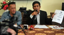 Wakil Sekjen DPP PPP hasil Muktamar Jakarta, Ahmad Bay Lubis (kanan) memberikan keterangan dalam jumpa pers di Jakarta, Kamis (24/3). Ahmad Bay melaporkan Djan Faridz ke Bareskrim Mabes Polri atas dugaan pemalsuan formatur PPP (Liputan6.com/Johan Tallo)