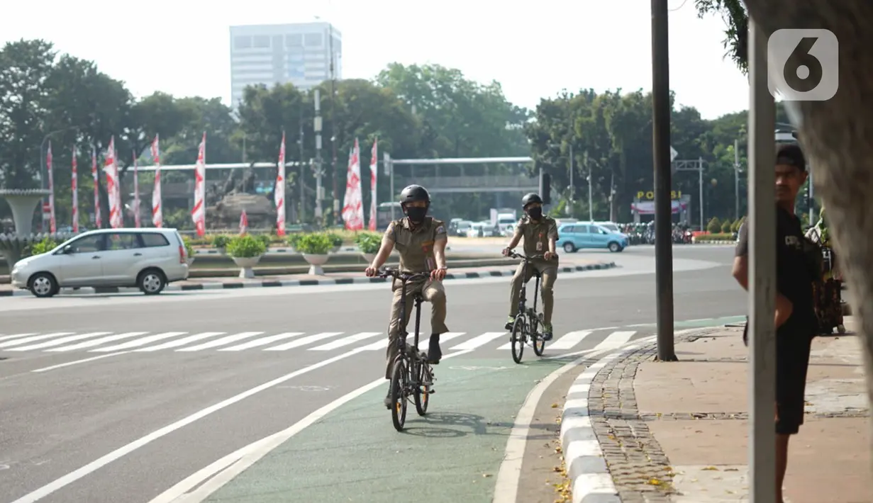 Warga mengayuh sepedanya saat melintas Jalan MH Thamrin, Jakarta, Selasa (30/6/2020). Untuk menyikapi maraknya penggunaan sepeda sebagai sarana transportasi oleh masyarakat, Kementerian Perhubungan menyiapkan regulasi untuk pesepeda, khususnya aspek keselamatan. (Liputan6.com/Immanuel Antonius)