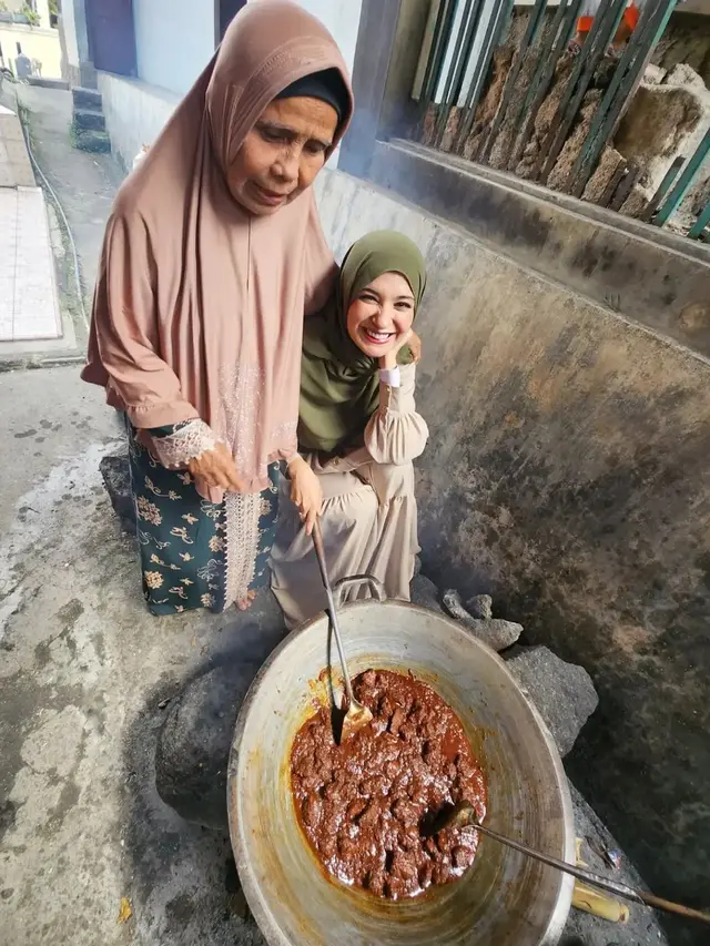 7 Potret Zaskia dan Shireen Sungkar Pulang Kampung ke Solok, Bertemu Gubernur (