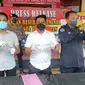 Kasat Reskrim Polresta Balikpapan, Kompol Rengga saat menunjukan barang bukti hasil pembobolan koper penumpang pesawat milik artis Dewi Persik. (Liputan6.com/istimewa)