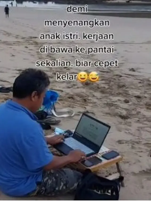 Demi Turuti Anak dan Istri Liburan, Pria ini Bawa Laptop dan Meja Kerja ke Pantai