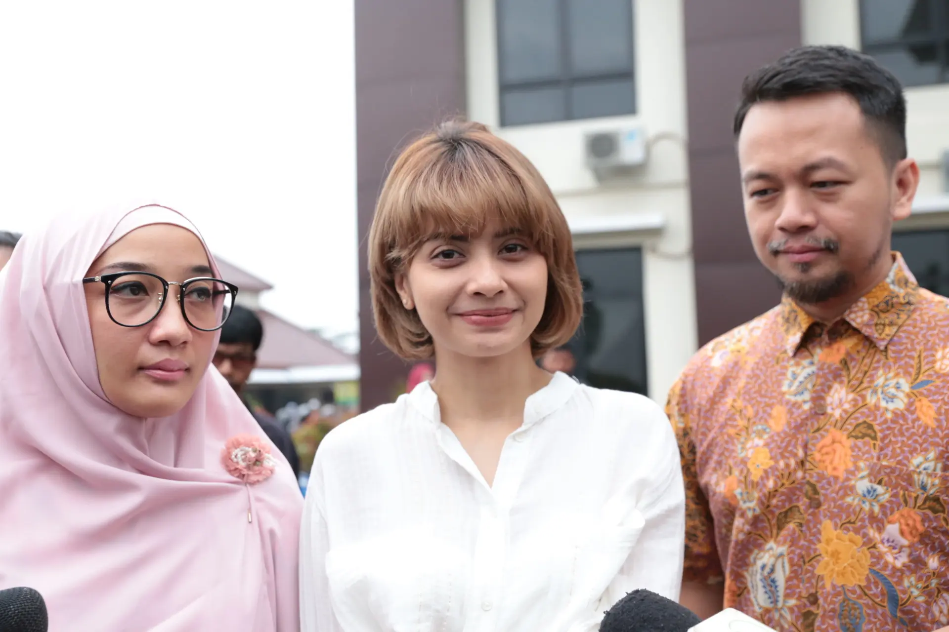 Pasangan Prastiwi Dwiarti atau Tiwi T2 dan Shogo Sakuramoto kembali jalani sidang perceraian yang ke-4. Sebagai penggugat cerai,Tiwi pun menceritakan alasan di balik perceraian mereka. (Adrian Putra/Bintang.com)