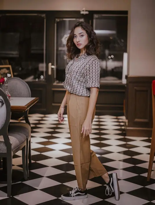 Tak hanya cantik, Naomi Zaskia juga pandai berbusana. Gayanya ini sangat fashionable, bukan? Kekinian banget. (Liputan6.com/IG/naonomnom)