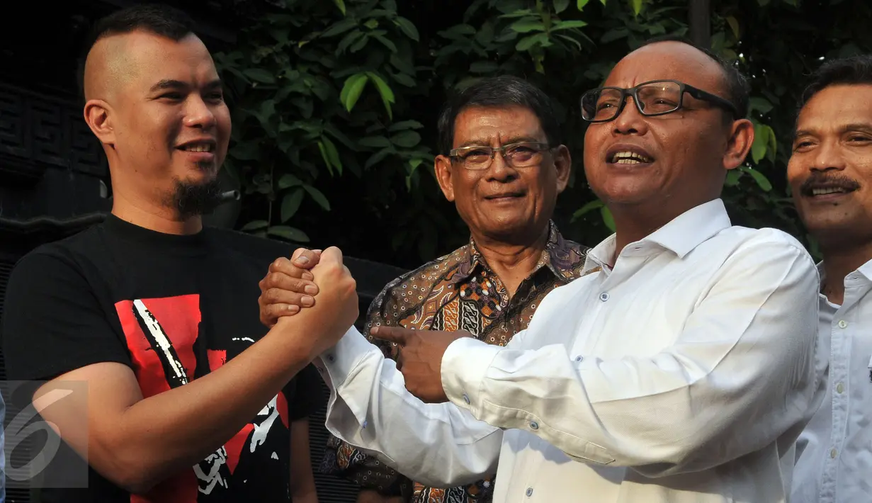 Ketua Tim Penjaringan Calon Gubernur (Cagub) DKI Jakarta dari Partai Gerindra Syarief berjabat tangan dengan Musisi Ahmad Dhani, Jakarta, (17/2). Pertemuan dilakukan sebagai konsolidasi dan penjajakan pencalonan Ahmad Dhani. (Liputan6.com/Johan Tallo)
