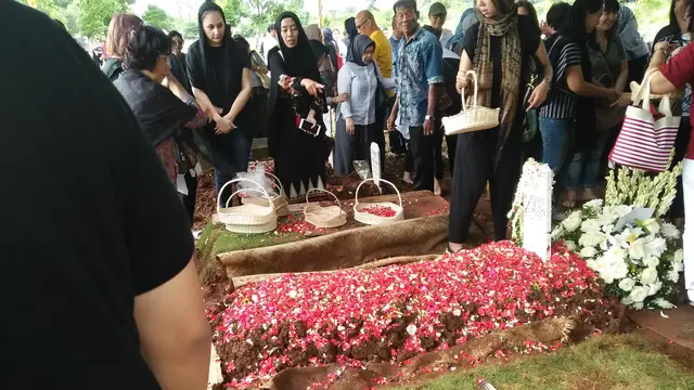 Pemakaman Ayah Novita Angie