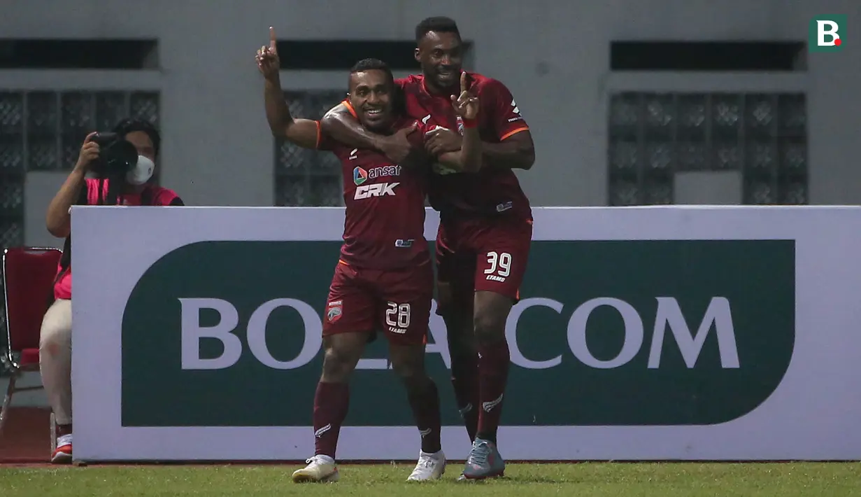 Gelandang Borneo FC, Terens Puhiri (kiri) merayakan gol kedua timnya ke gawang Persebaya Surabaya dalam laga pekan pertama BRI Liga 1 2021/2022 di Stadion Wibawa Mukti, Cikarang, Sabtu (04/09/2021). (Foto: Bola.com/Bagaskara Lazuardi)