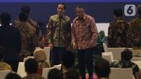 Presiden Joko Widodo (kiri) bersama Gubernur BI Perry Warjiyo usai memberikan pandangan terkait ekonomi dalam PTBI 2019 di Jakarta, Kamis (28/11/2019). Acara bertema 'Sinergi Transformasi Inovasi Menuju Indonesia Maju' ini dihadiri para pelaku industri keuangan. (Liputaan6.com/Angga Yuniar)