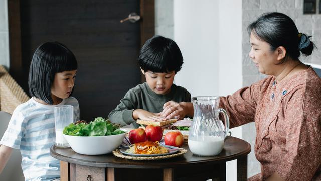 anak makan