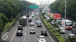 Sejumlah kendaraan melintas di tol lingkar luar, Pondok Pinang-TMII, TB Simatupang, Jakarta, Kamis (25/2). Pemprov DKI Jakarta mewacanakan akan mengubah proyek enam ruas jalan tol menjadi jalan arteri layang. (Liputan6.com/Yoppy Renato)