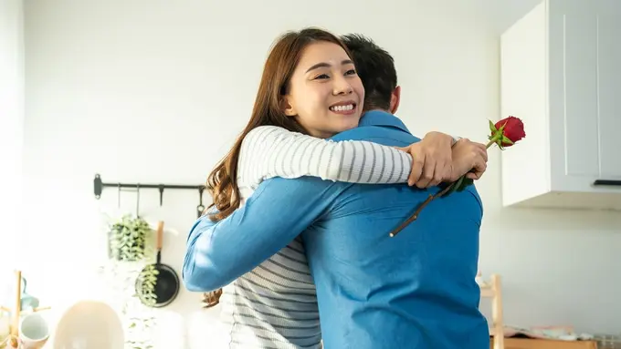 pasangan bahagia memeluk