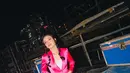 Lyodra Ginting memberikan sentuhan chic pada penampilan formalnya dengan memilih oversized blazer warna fuschia. [lyodraofficial]