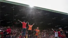 The Jakmania melepas kerinduan menonton Persija Jakarta berlaga di Ibu kota dengan mendukung Macan Kemayoran saat uji coba melawan Barito Putera di Stadion Bea Cukai, Jakarta Timur, Selasa (5/4/2016). (Bola.com/Vitalis Yogi Trisna)
