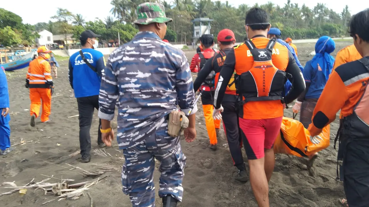 Para petugas Tim SAR gabungan berhasil menemukan jenazah Sahrul (13), satu korban wisawatan asal Kota Tasikmalaya, yang menghilang di Pantai Madasari, kawasan wisata Pangandaran Kamis (7/7/2022) lalu. (Liputan6.com/Jayadi Supriadin)