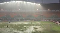 Stadion Pakansari, Kabupaten Bogor tergenang. (Bola.com/Muhammad Adi Yaksa).