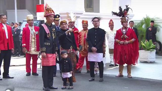 Gandeng Jan Ethes, Jokowi Tampil Beda dengan Baju Adat Aceh