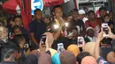 Cagub DKI Agus Yudhoyono menyampaikan sambutan di Rusun Jatinegara Barat, Jakarta, Minggu (8/1). Di sini, Agus mendapat deklarasi dukungan dari Relawan Emas (Menangkan Agus-Sylvi) yang mewakili korban gusuran. (Liputan6.com/Immanuel Antonius)