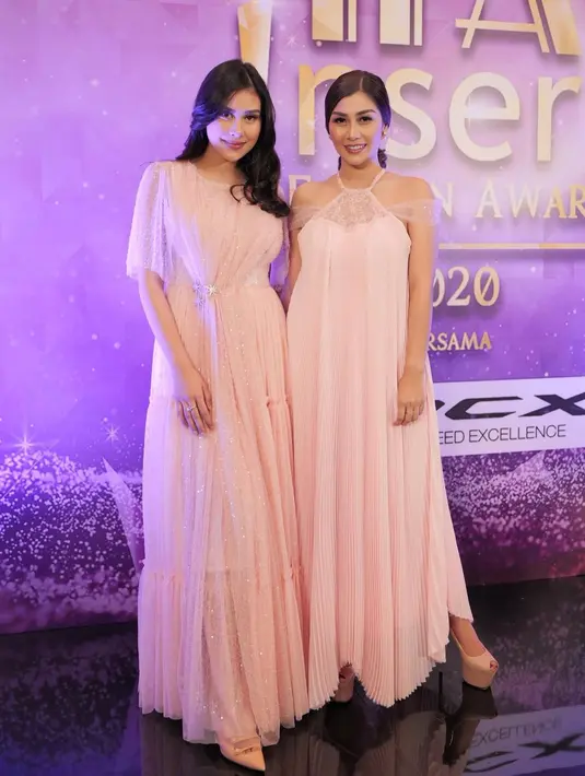 Gaya elegan Syahnaz dan Nisya hadiri acara penghargaan bersama mengenakan dress warna soft pink senada. [Foto: IG/nissyaa].