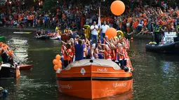 Tim sepak bola wanita Belanda merayakan kemenangannya di sebuah perahu di Utrecht, Belanda (7/9). Tim sepak bola wanita Belanda berhasil menjadi juara UEFA Women's Euro 2017 usai mengalahkan Denmark. (AFP Photo/John Thys)
