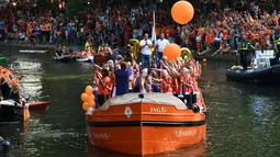 Tim sepak bola wanita Belanda merayakan kemenangannya di sebuah perahu di Utrecht, Belanda (7/9). Tim sepak bola wanita Belanda berhasil menjadi juara UEFA Women's Euro 2017 usai mengalahkan Denmark. (AFP Photo/John Thys)