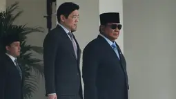 Presiden Prabowo Subianto menyambut kedatangan Perdana Menteri (PM) Singapura Lawrence Wong di Istana Merdeka, Jakarta, Senin (6/7/2026). (AP Photo/Achmad Ibrahim)