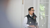 Gubernur Jawa Barat Ridwan Kamil saat melepas pengiriman perdana minyak goreng curah bersubsidi Program Pemirsa Budiman, di Gedung Pakuan, Kota Bandung, Sabtu (16/4)/Rizal FS-Biro Adpim Jabar.