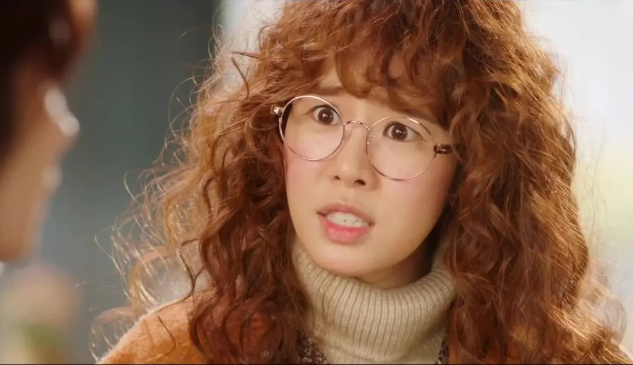 Yoo In Na tampil berbeda saat tampil di drama One More Happy Ending. Lantaran ia tampil dengan rambut keriting. (Foto: dramafever.com)