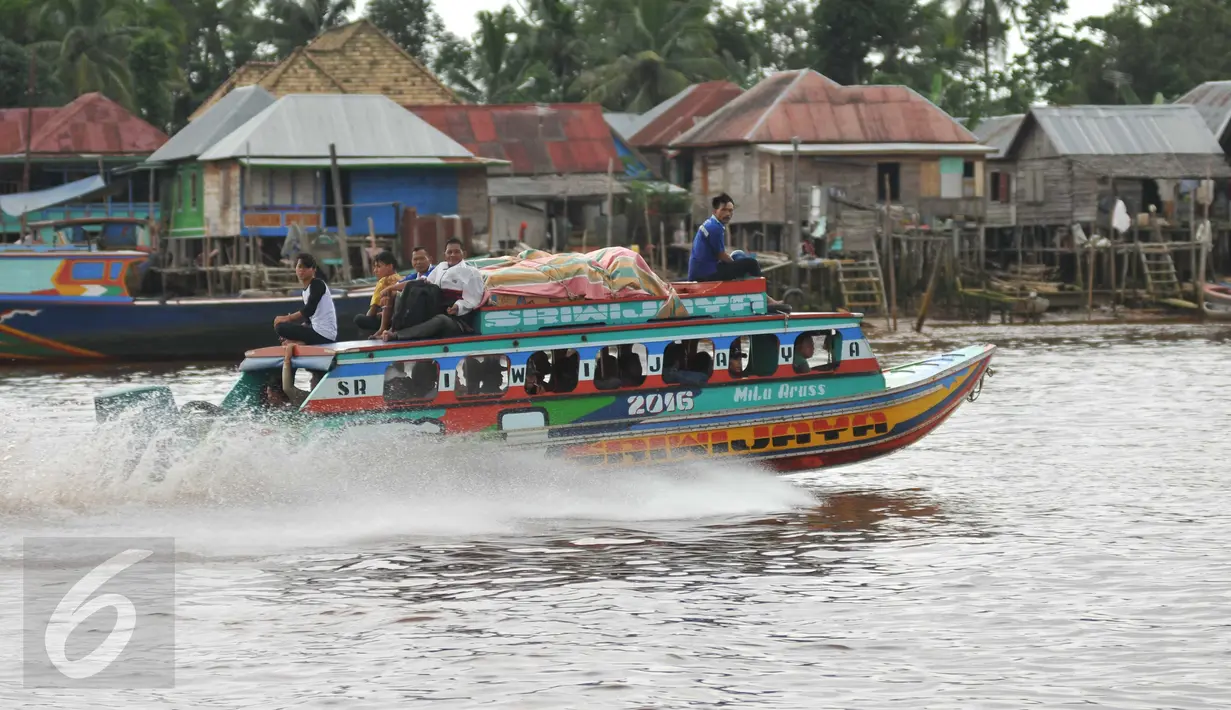 Warga menggunakan perahu motor sebagai transportasi alternatif dari Kota Palembang menuju Ogan Komering Ilir (OKI) di Sungai Baung, Sumsel, (24/30). Dari Kota Palembang menuju OKI hanya menghabiskan waktu 2 jam. (Liputan6.com/Gempur M Surya)